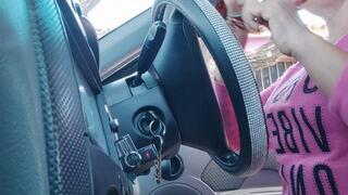 How beautiful how this woman drives and pumps pedals with flip-flops on her feet (Cc)