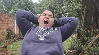 Tired yawn in the open air, open your mouth small