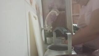 La cerdita en la cocina lavando