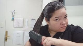 Chica gorda se alisa el pelo en el trabajo