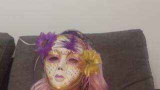 Diosa enmascarada masturbándose