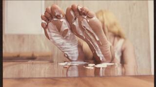 Relaxing Foot Mask: Enjoy the View of Beautiful Feet