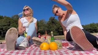 Sneaker-Girl Emmy & Honey - slave picnic with us