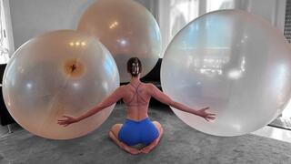 Larissa vs. 3 x 100" balloons