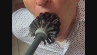 schiavo sottoposto a degradazione totale estrema! slave subjected to total extreme degradation!