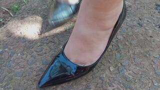 Chica gorda se prueba por primer vez zapatos con tacón y casi los rompe