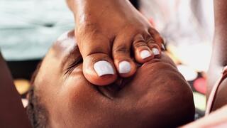 Worship Neli's sexy feet