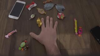 Écrasement de friandises avec des bottes à talons