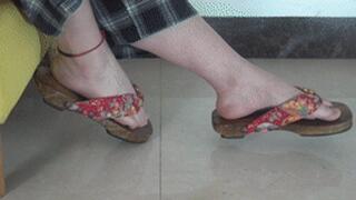 Qianqian Goddess's beautiful feet seduce you, playing with her feet to seduce you!