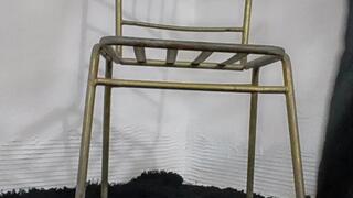 Stiletto heels on the feet, trousers, and a unique way of crossing the legs (2)