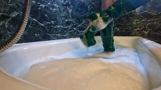 Leathanas Bath In Shiny Green Boots