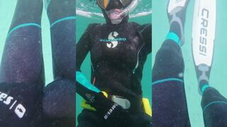 Rubbing underwater in neoprene and Cressi freediving fins