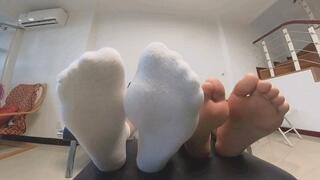 VR360 XINXIN YUANYUAN shows a big stinky foot