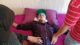 COSQUILLAS A PHILL ATADO EN LA CAMA