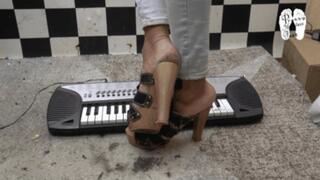 Poor organ under pretty feet