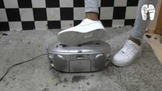 Radio crushed und Nike Sneakers