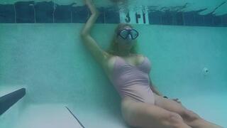 LONG BREATH HOLDS in snorkel mask with snorkeling underwater