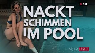 Nacktschwimmen und Masturbation im Pool