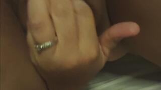 FEMME CHAUDE FRANÇAISE SE MET DES DOIGTS