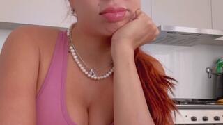 Samira llega de entrenar y está muy celosa porque su chico bailó toda la noche con otra chica de gran trasero, ahora ella lo aterroriza con el suyo