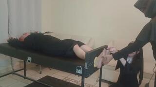 Monja es torturada con cosquillas (sin palabra de seguridad) por un sacerdote y una monja