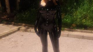 Latex Rubberdoll Sura walking