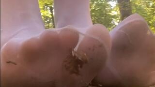 Giantess walk -in dirty white tights