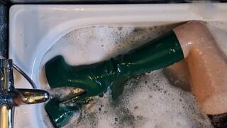 Leathanas Bath In Green Boots
