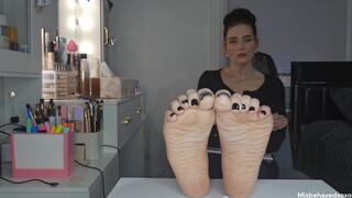 You doctor wants to try and cure your foot fetish with exposure therapy, wants you to jerk off to her feet.