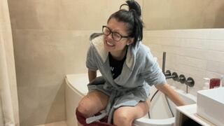 Broken toilet, BROWNIE in the BATHTUB, real farts - HD mp4