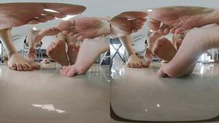 3DVR180 4 Giant feet Crush the dwarf