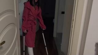 Miss Annika alle prese con un gesso alto llc, viene invitata a cena da un amico. Allora si prepara affrontando tutte le difficoltà che il gambone le causa. Lei e molto abile e alla fine il risultato e soddisfacente buona visione da Miss e Dark.