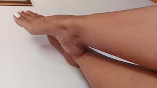 Feet with large, pronounced arches and nice nail polish (3)