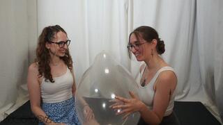 Saskia & Mia - Kissing Contest