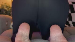 Worship my stinky feet and ass