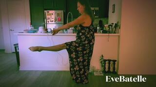 Hot MILF Eve’s Living Room Ballet Tease