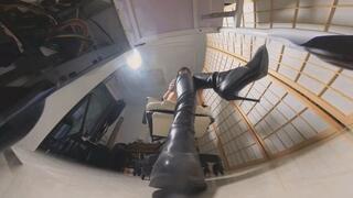 In VR360 HEIYU's office long boots trample on dwarfs
