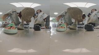 3DVR180 ANNA XINGGAN and 170 tall friend train dwarfs