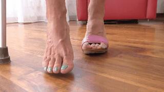 La sexy camminata di Eleonore con le stampelle - Eleonore's sexy walk with crutches ( 2 PART - MP4 MOBILE VERSION)