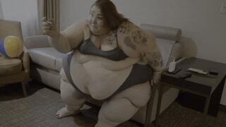 SpanxBeluga Makes Quick Work of Matt on the Sofa (wmv)