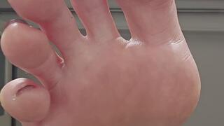 Giantess crushing tiny