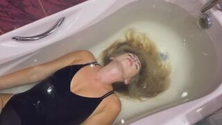 Helga and the Water Record: Who Can Stay Underwater the Longest?