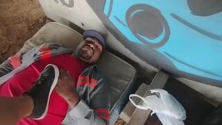 me acordou pisando no meu saco