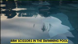 BBW SCISSORS IN THE SWIMMING POOL MOBILE LIGHT VERSION