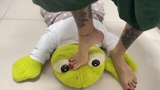 Stepping on you! my worshipper