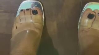 PIES CON TACONES PLATEADOS