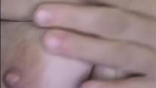 Cochonne française de 31 ans en lingerie sexy qui s'amuse avec son jouet.