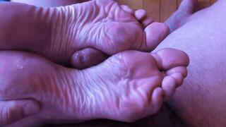 SKINNY WRINKLED SOLES FOOTJOB - FULL HD