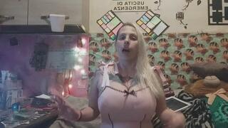 Miss Simply Amanda in body fuma una sigaretta e ti mostra la sua superiorità e bellezza che non puoi avere