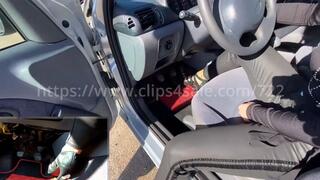 Laetitia discovers the Clio # 2 - PIP over shoulder